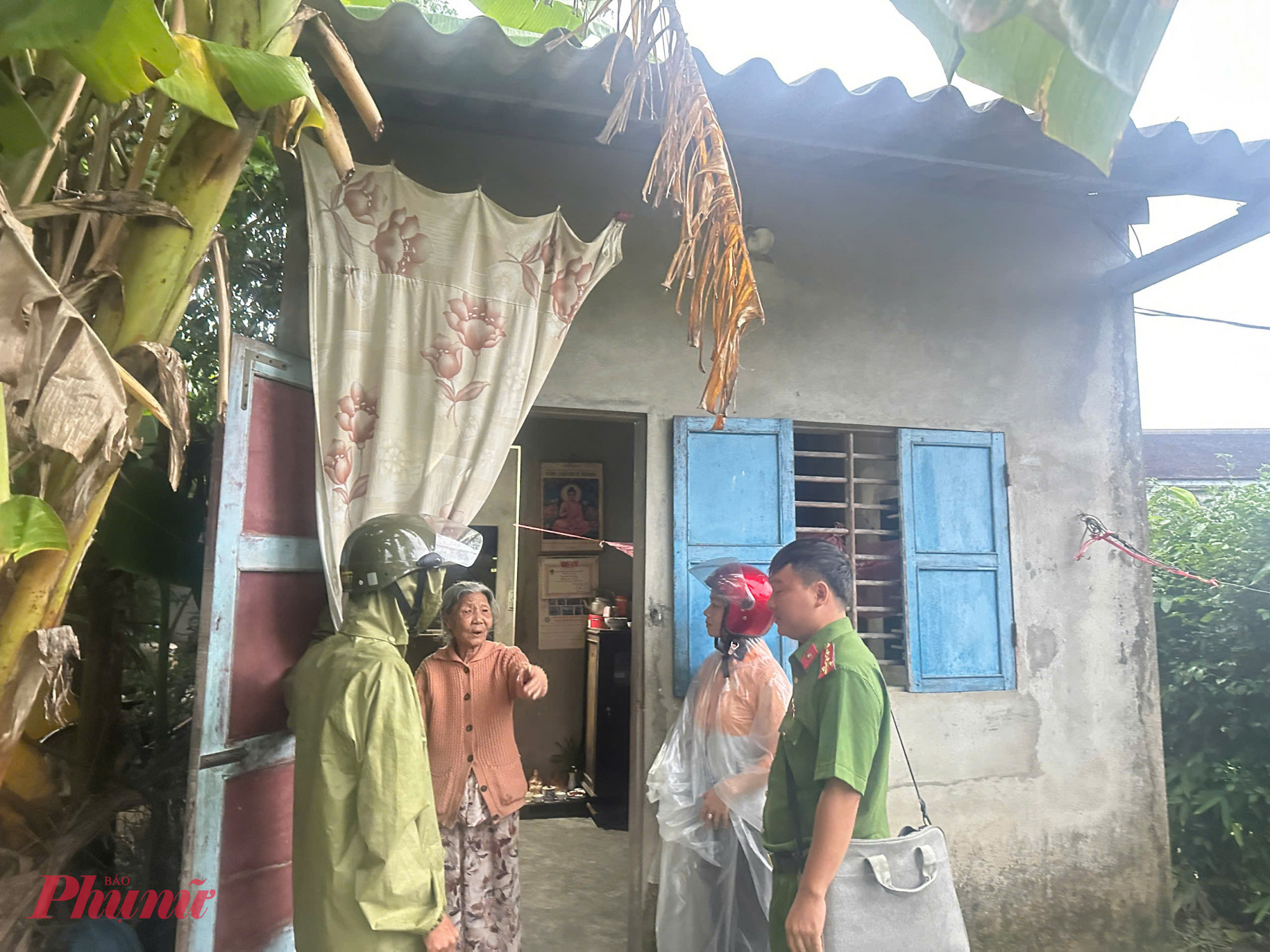 Đặc biệt địa phương đã cắt cử cán bộ kiểm đếm, thống rê rồi đi đến tận nhà để vận động 8 em phụ nữ mang thai trong thời kỳ sinh sản ở phường đến bệnh viện chờ sinh trước lúc nước lũ về. 