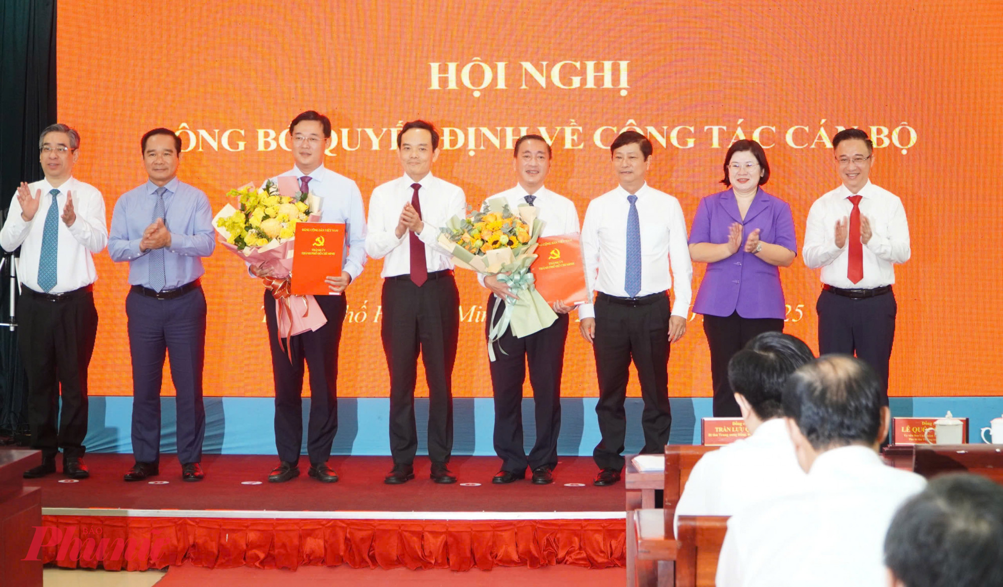 Thường trực Thành ủy TPHCM chúc mừng ông Lê Quốc Phong và ông Phạm Thành Kiên tại hội nghị công bố quyết định về công tác cán bộ