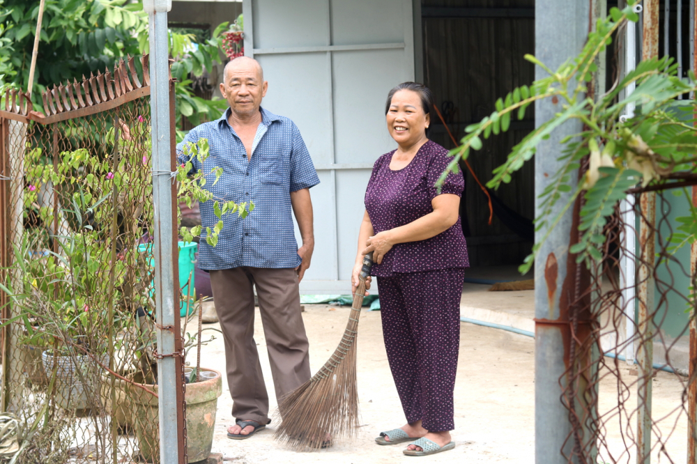 Sẻ chia để không ai bị bỏ lại phía sau Vợ chồng bà Lê Thị Tâm phấn khởi vì được Hội LHPN giúp sửa lại căn nhà - ẢNH: MẪN NHI