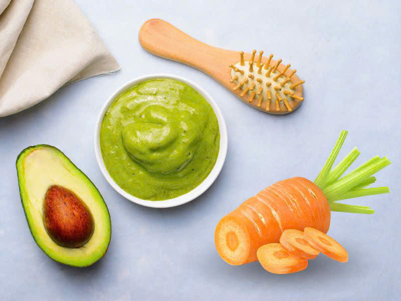 Cà rốt và bơ là đôi bạn tuyệt vời giúp cải thiện làn da nám, không đều màu. Cà rốt chứa nhiều vitamin A và chất chống oxy hóa  giúp tái tạo tế bào da, làm mờ vết thâm nám, trong khi bơ cung cấp vitamin E và chất béo tốt nuôi dưỡng, phục hồi làn da từ sâu bên trong. Khi kết hợp hai nguyên liệu này thành mặt nạ, da sẽ trở nên mềm mịn, sáng khỏe và đều màu hơn. Duy trì 2-3 lần mỗi tuần sẽ giúp da cải thiện rõ rệt và tràn đầy sức sống.