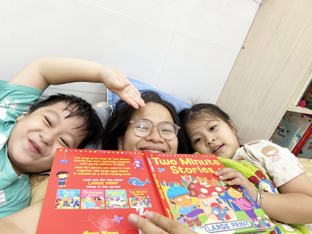 Để trẻ thích học ngoại ngữ, rất cần cha mẹ đồng hành cùng con - ẢNH: TƯ CHÍ