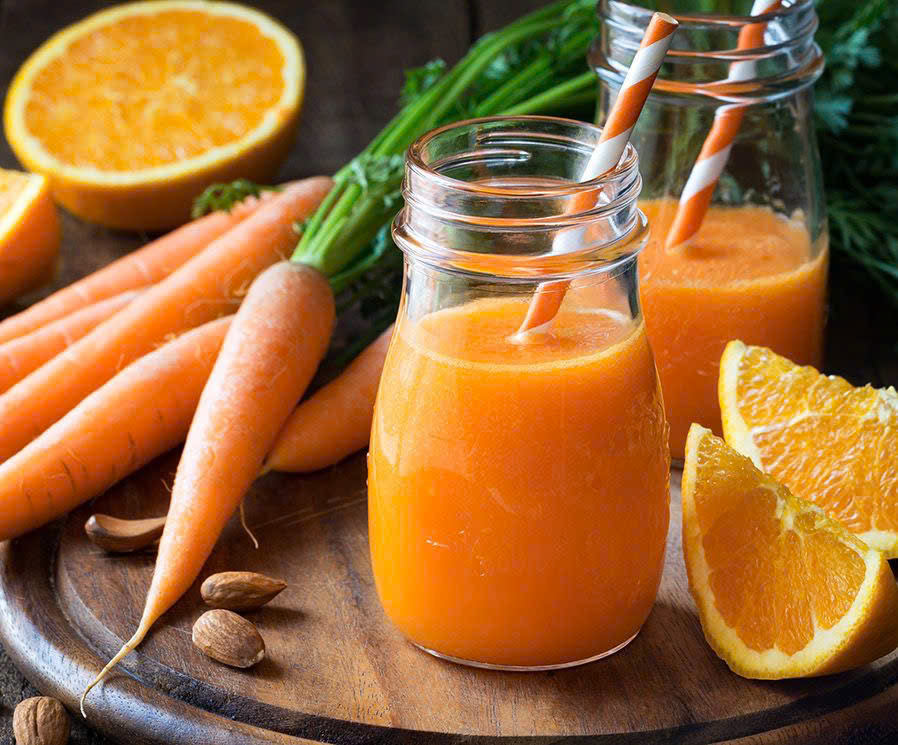 Sinh tố cam cà rốt là lựa chọn tuyệt vời để bổ sung vitamin và tăng cường sức đề kháng cho cơ thể. Cam giàu vitamin C giúp chống ô xy hóa và hỗ trợ hệ miễn dịch, trong khi cà rốt chứa beta-caroten chuyển hóa thành vitamin A giúp bảo vệ tế bào và tăng sức khỏe da, mắt. Sự kết hợp này không chỉ tốt cho sức khỏe mà còn mang đến hương vị thơm ngon, dễ uống. Khi uống thường xuyên giúp cơ thể tràn đầy năng lượng và phòng ngừa cảm cúm hiệu quả - Ảnh: Pinterest
