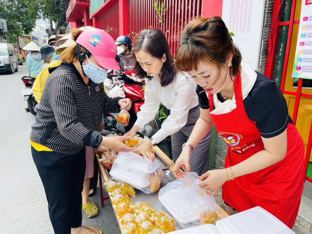 Sẻ chia để không ai bị bỏ lại phía sau Chương trình “Ấm tình Phước Long” được duy trì vào mùng Một và ngày rằm hằng tháng - ẢNH: MẪN NHI