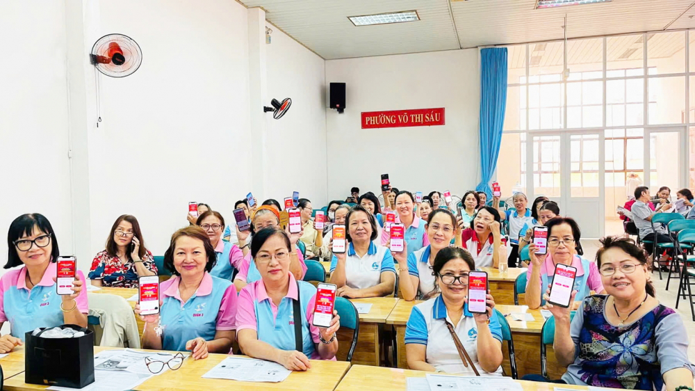 Cán bộ, hội viên, phụ nữ phường Xuân Hòa hưởng ứng cuộc thi trực tuyến do Hội LHPN phường tổ chức