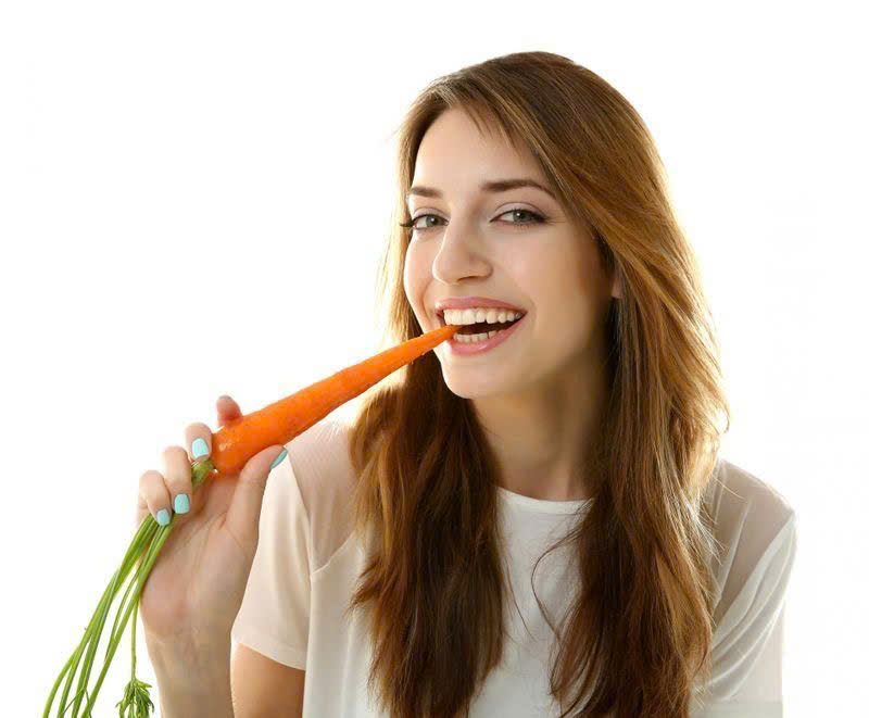 Nhờ kết cấu giòn và giàu chất xơ, cà rốt khi ăn sống có thể hỗ trợ làm sạch mảng bám nhẹ trên bề mặt răng. Cà rốt hoạt động tương tự như “bàn chải tự nhiên” giúp làm sạch khoang miệng giữa các bữa ăn. Ngoài ra, việc nhai cà rốt còn kích thích tuyến nước bọt hoạt động mạnh hơn, giúp trung hòa axit, duy trì độ pH ổn định trong khoang miệng và hạn chế sự phát triển của vi khuẩn gây sâu răng.  Dù không thể thay thế việc chăm sóc răng miệng hằng ngày, cà rốt vẫn có thể được xem là một thực phẩm hỗ trợ tích cực cho nụ cười sáng khỏe và hơi thở thơm mát.