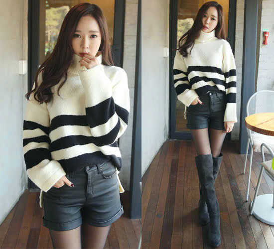 Set áo cổ lọ cùng quần short và đôi boots cao mang đến vẻ ngoài cá tính, quyến rũ mà vẫn giữ được sự thanh lịch. Sự đối lập giữa áo kín cổ và quần ngắn tạo nên điểm nhấn hài hòa, giúp tôn dáng và khoe khéo đôi chân thon. Đây là lựa chọn hoàn hảo cho những ngày se lạnh khi bạn muốn vừa ấm áp vừa nổi bật giữa phố.