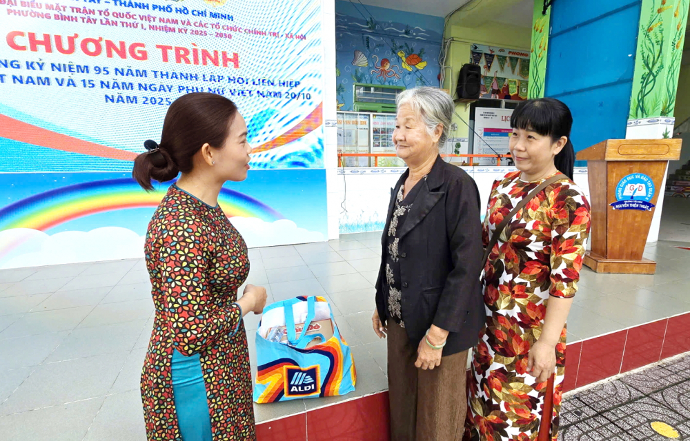 Sẻ chia để không ai bị bỏ lại phía sau Bà Trần Lê Kim Chi (bìa trái) - Chủ tịch Hội LHPN phường Bình Tây - gặp gỡ, động viên và tặng quà cho phụ nữ có hoàn cảnh khó khăn vào ngày 20/10 - ẢNH: SONG AN
