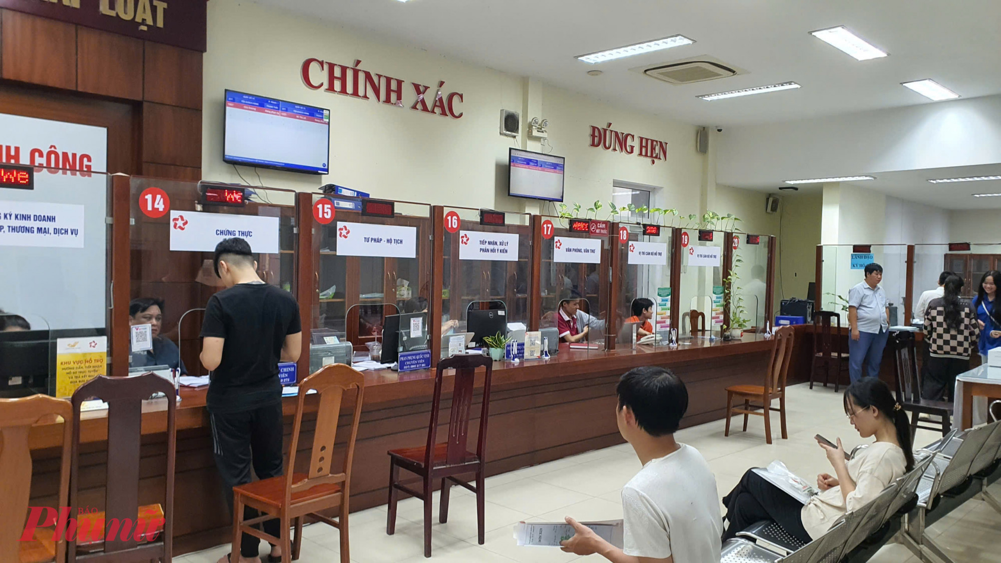 Người dân thực hiện thủ tục hành chính tại phường Cẩm Lệ, TP Đà Nẵng.