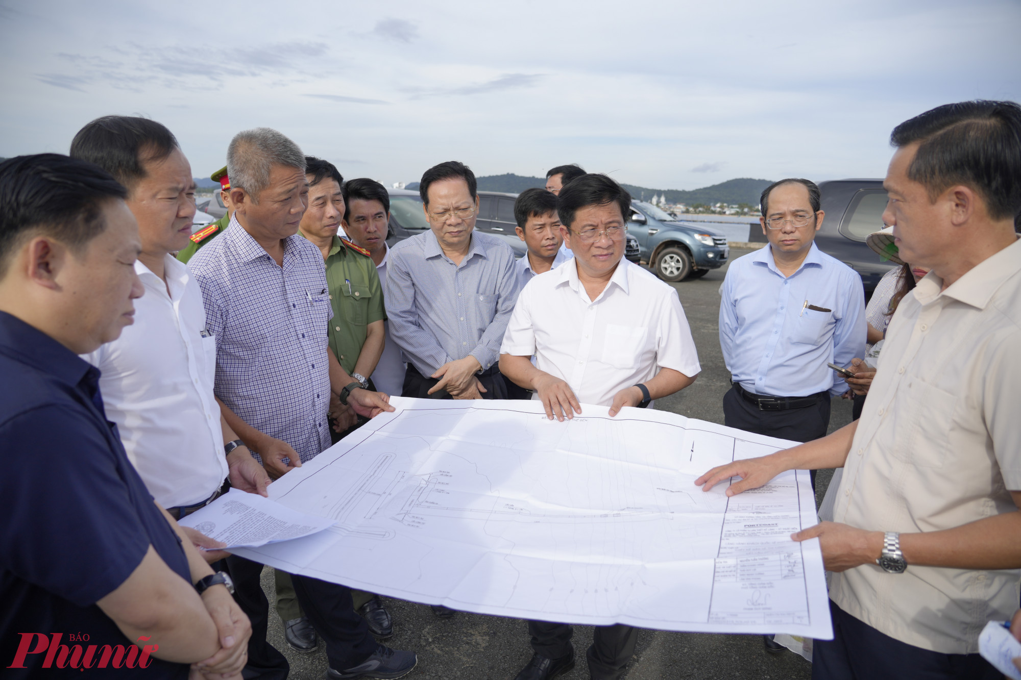 Chủ tịch UBND tỉnh An Giang khảo sát các dự án APEC 2027 tại Phú Quốc - Ảnh Phú Hữu