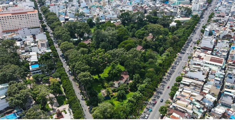 "Đất vàng" cảng Nhà Rồng: Bước ngoặt tư duy và "làn sóng đồng thuận" Tại phường Vườn Lài, khu đất số 1 Lý Thái Tổ rộng khoảng 3,7ha hiện bị bỏ hoang và xuống cấp nghiêm trọng.