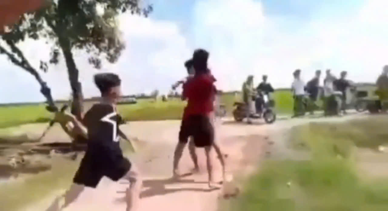 Để xảy ra bạo lực học đường Hiệu trưởng phải chịu trách nhiệm - Ảnh Cắt từ clip mạng xã hội