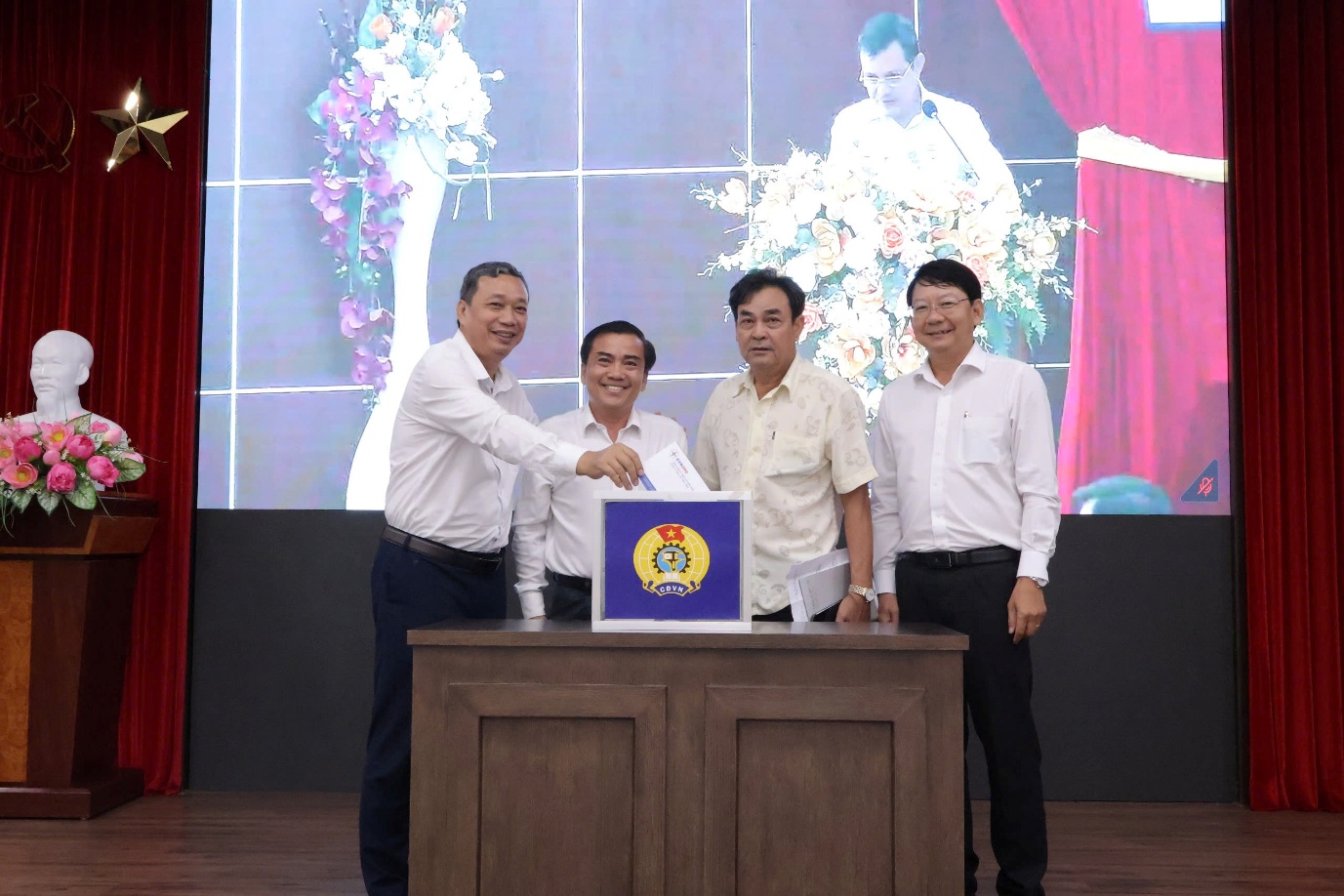 CBCNV Công ty Điện lực Vĩnh Long ủng hộ đồng bào khắc phục hậu quả bão lũ, thiên tai - Ảnh: EVNSPC