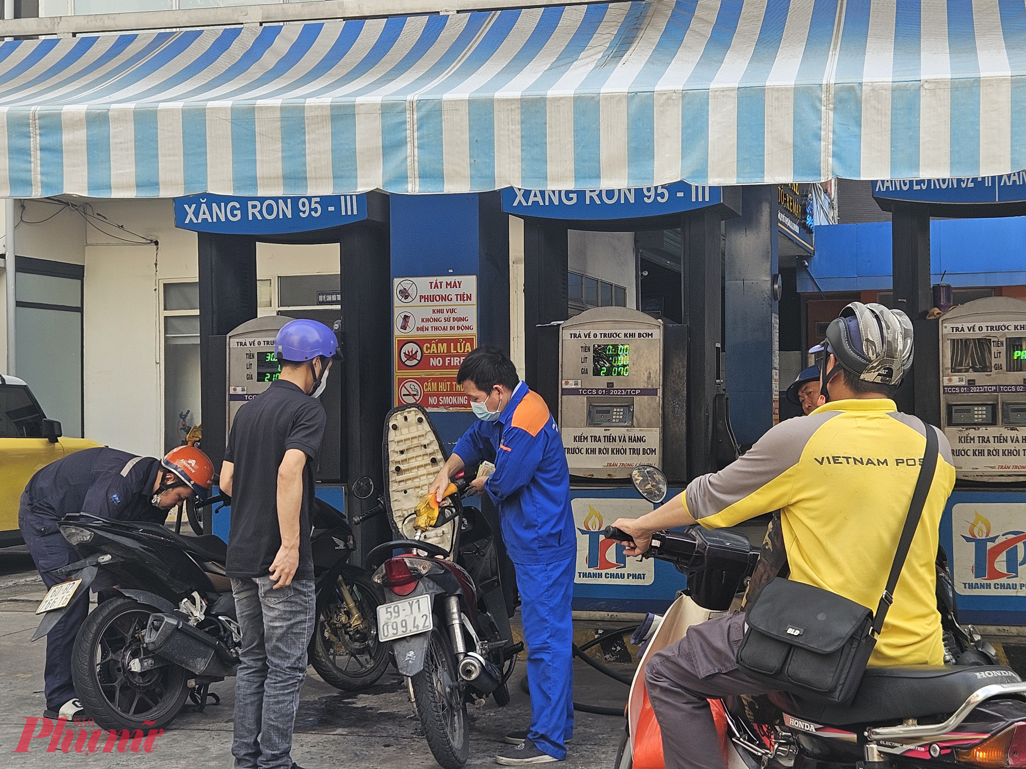Giá xăng dầu đồng loạt giảm từ 15g chiều 23/10 - Ảnh: Ngọc Thùy