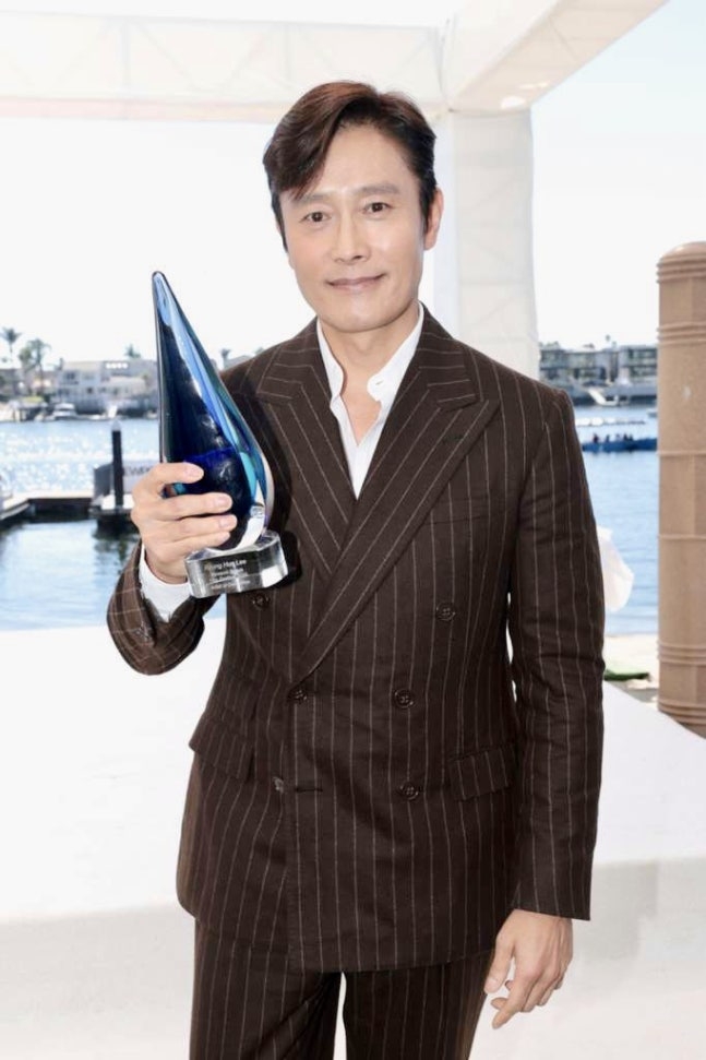 Lee Byung-hun nhận giải thưởng 'Nghệ sĩ xuất sắc' tại Liên hoan phim Newport Beach lần thứ 26 (NBFF). Ảnh do BH Entertainment cung cấp.