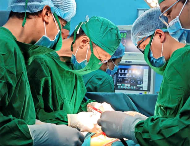 Ê-kíp bác sĩ tại Côn Đảo trong cuộc phẫu thuật cho ngư dân, ảnh SYT