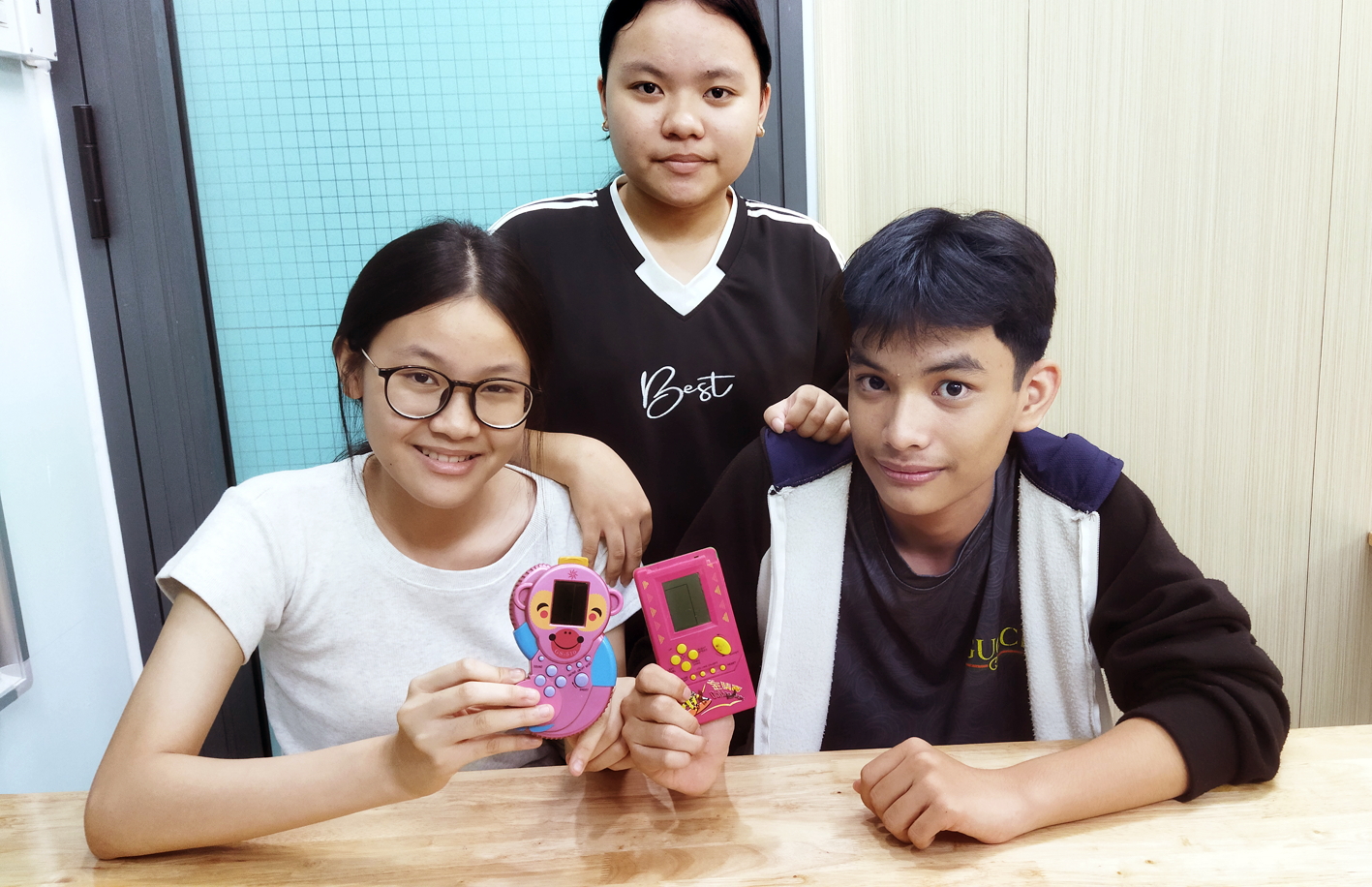 Trẻ con ngày nay cũng thích thú khi chơi máy điện tử cầm tay