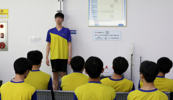 Phụ huynh Hàn Quốc muốn con trai phải cao từ 1,8m trở lên, con gái là 1,67