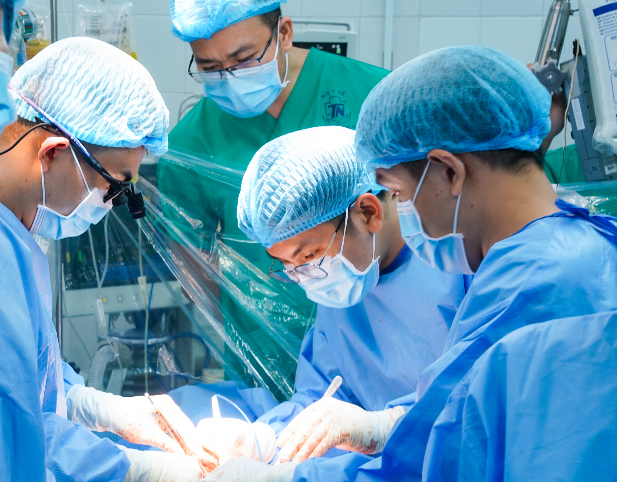 Các bác sĩ nhanh chóng ghép tim cho nam bệnh nhân, nhờ vào quả tim của người hiến, sức khỏe bệnh nhân nam đang hồi phục