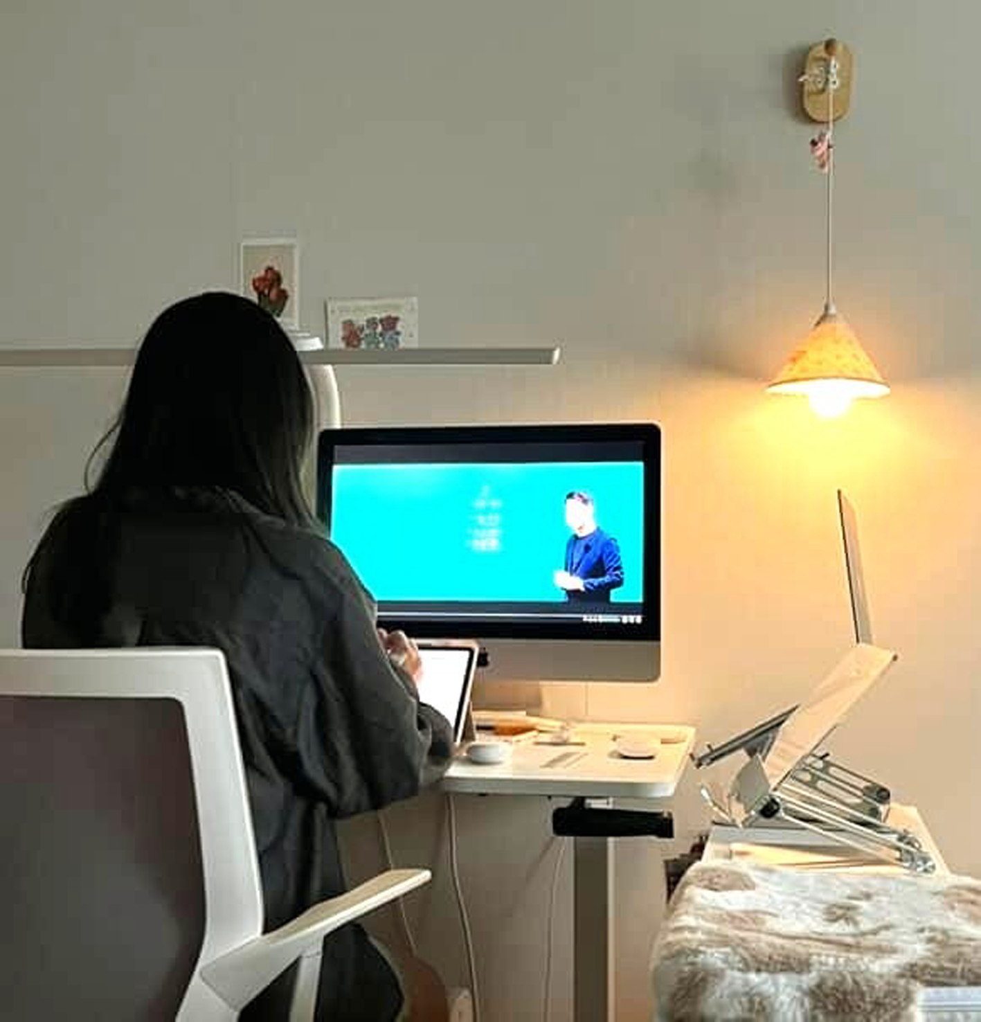 Lee Seo-ye - người mẹ 2 con ở Ulsan, Hàn Quốc - học trực tuyến vào sáng sớm khi các con còn đang ngủ - Ảnh do nhân vật cung cấp (Korea Herald)