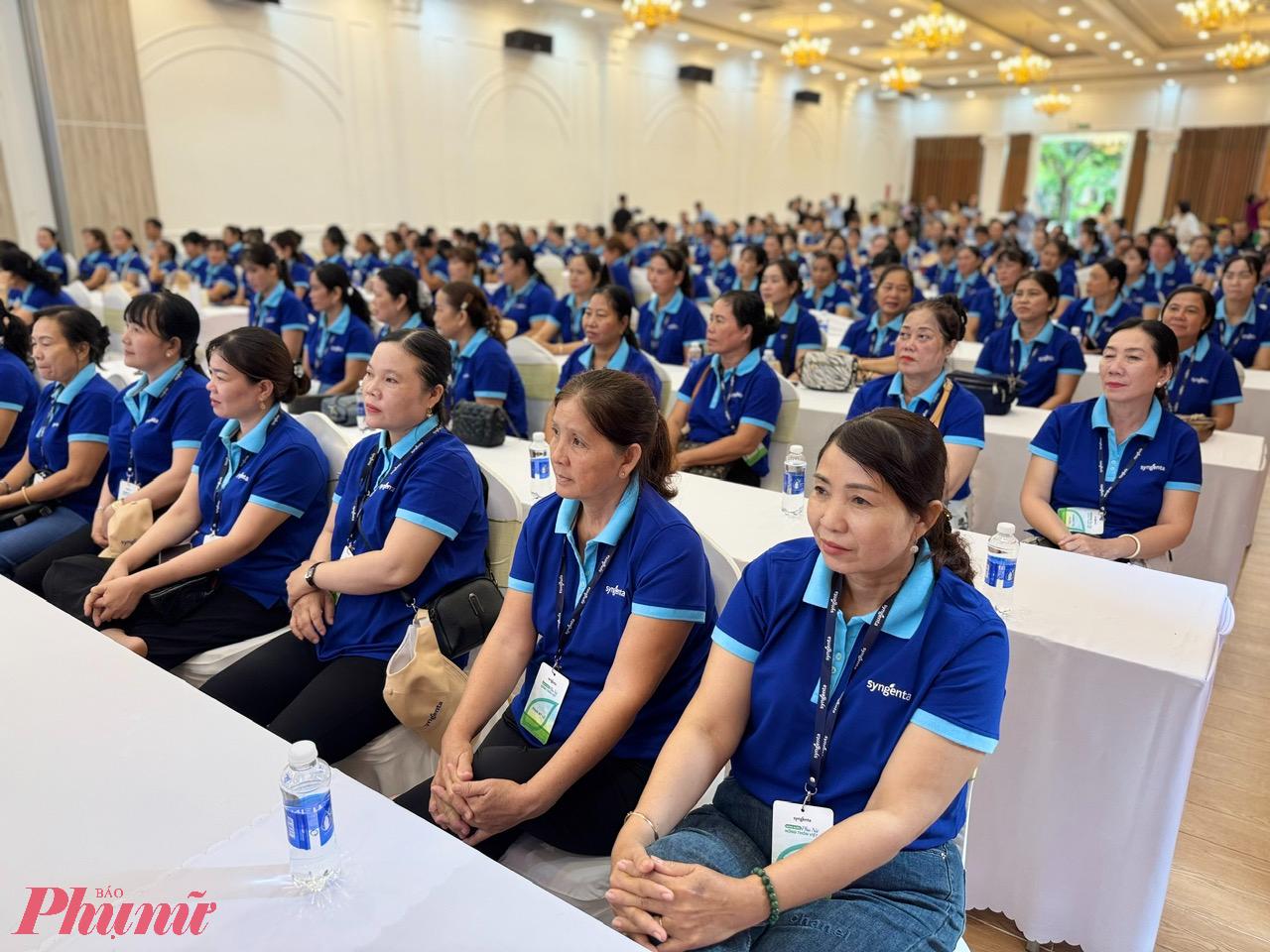 hu hút 140 nữ nông dân tiêu biểu ở đồng bằng sông Cửu Long (ĐBSCL) tham dự. 