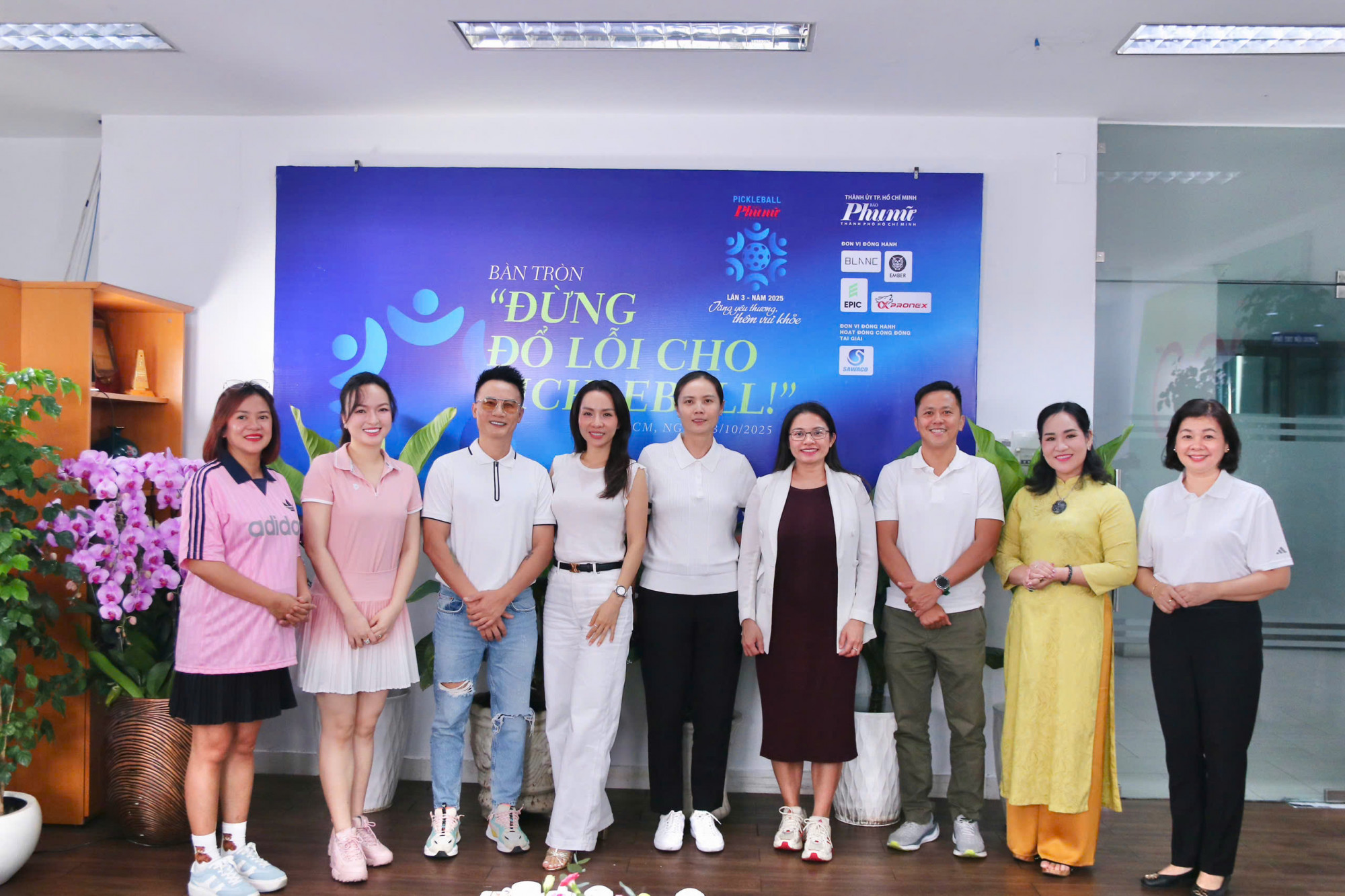 Pickleball không có lỗi! Bà Lý Việt Trung - Tổng biên tập Báo Phụ nữ TPHCM (bìa phải) cùng các khách mời - Ảnh: Thành Lâm