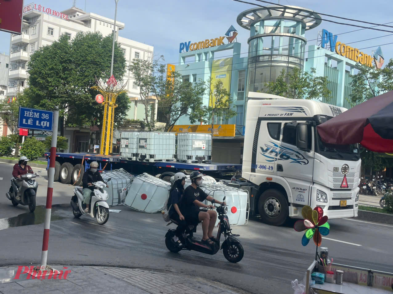 Những thùng lớn đựng chất lỏng đổ tràn ra đường bốc mùi nồng nặc
