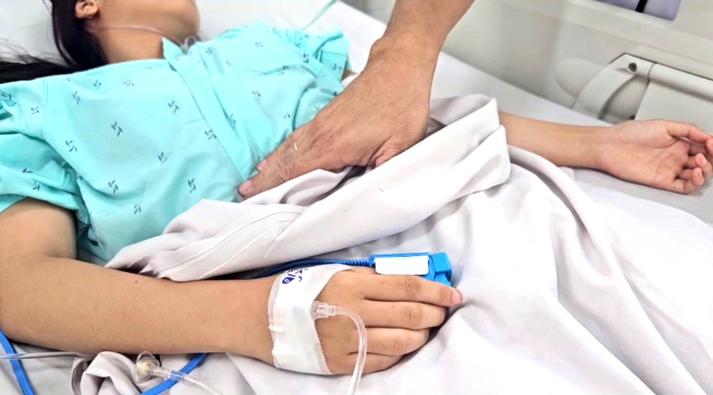 Bác sĩ thăm khám cho bệnh nhi tại Bệnh viện Bệnh nhiệt đới TPHCM