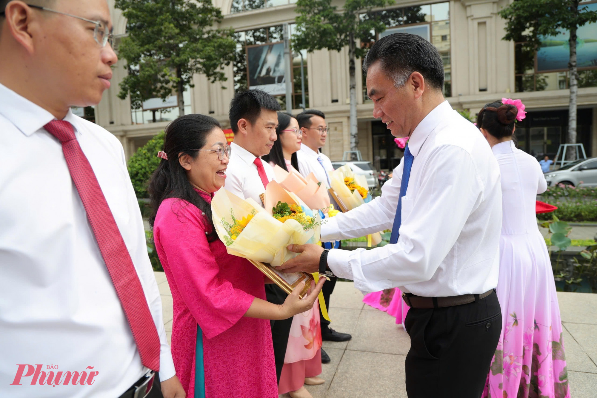 Ông Nguyễn Lộc Hà - Phó chủ tịch UBND TPHCM trao bằng khen cho các tập thể, cá nhân điển hình “Dân vận khéo” năm 2025
