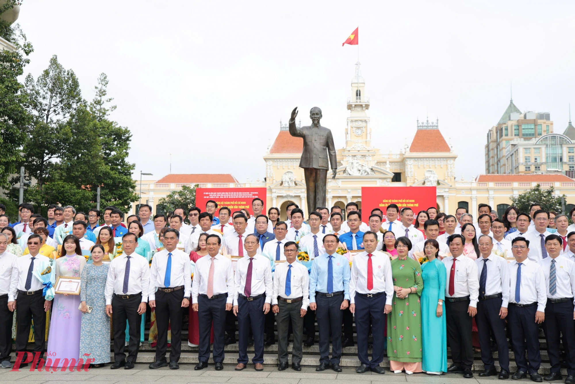 Lãnh đạo TPHCM, đại biểu, cán bộ, công chức cùng giao lưu, chụp ảnh lưu niệm sau buổi lễ tuyên dương - Ảnh: Thanh Tâm
