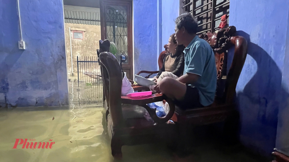 Vợ chồng ông Nguyễn Cu cho biết, chưa năm nào triều cường xây thực vào các hộ dân ở tổ dân phố Tân Lập lâu và dài ngày như năm nay. nước lụt vào nhà chỗ nào sâu nhất khoảng 0,5 m. “Hai hôm nay, hai vợ chồng tôi vừa lo dọn lũ, vừa thay nhau thức để canh nước lũ lên xuống thất thường do ảnh hưởng triều cường dâng cao từ biển Thuận An”