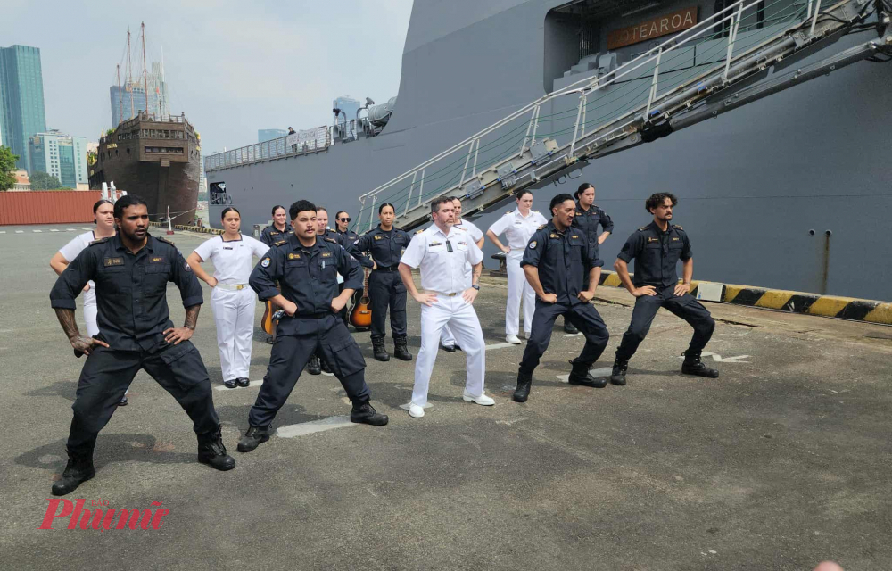 Thủy thủ đoàn tàu HMNZS Aotearoab thực hiện điệu nhảy Haka truyền thống của người Māori  như lời chào gửi đến các đại biểu