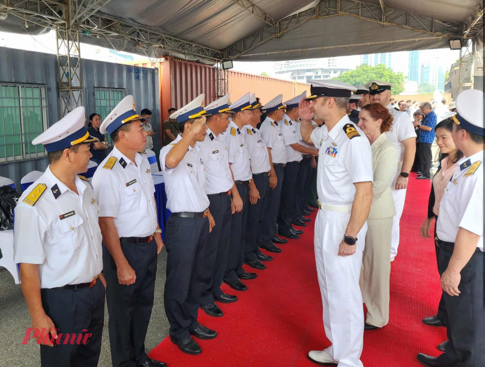 Các đại biểu Việt Nam chào đón Trung tá Rob Welford, chỉ huy tàu HMNZS Aotearoab, và thủy thủ đoàn 