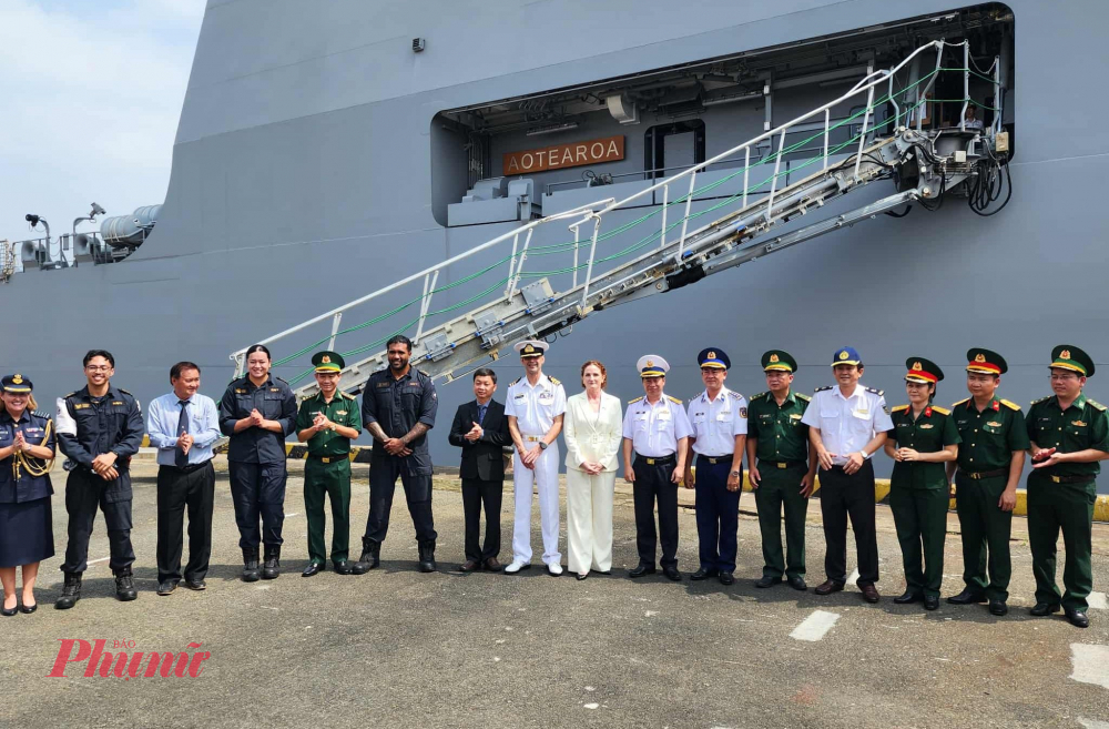 Các đại biểu cùng chụp ảnh lưu niệm với thủy thủ đoàn tàu HMNZS Aotearoa 