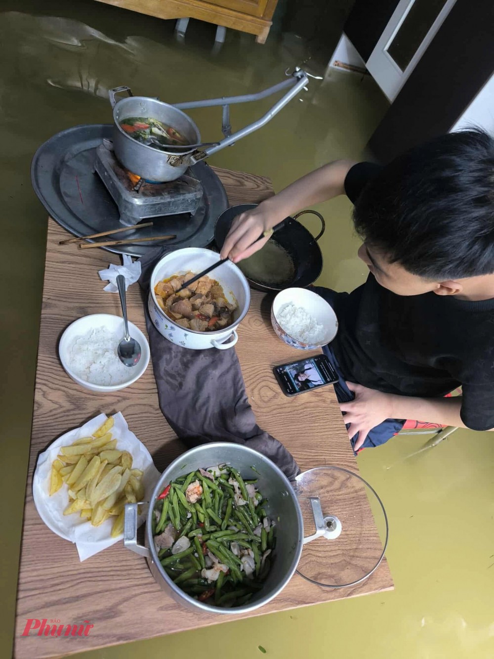 Bữa cơm con lành của người dân vùng lũ Tân Lập