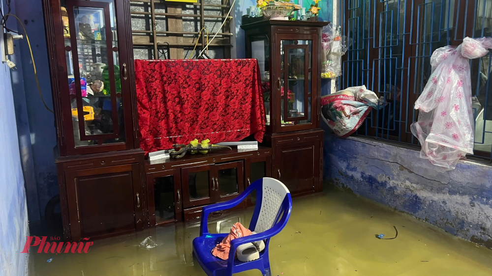 Ghi nhận của phóng viên Báo Phụ nữ TP HCM đến chiều nay 23/10, một số tổ dân phố ở khu vực ven biển phường Thuận An, TP Huế vẫn đang bị ngập lụt do triều cường và nước sông dâng cao. Trong đó, tại tổ Tân Lập, phường Thuận An là một trong những khu dân cư thấp trũng nằm cạnh cửa biển Thuận An nên bị ngập lụt nặng nhất. Nhà các hộ dân ở đây đều bị ngập từ 0,4 đến 0,5m.