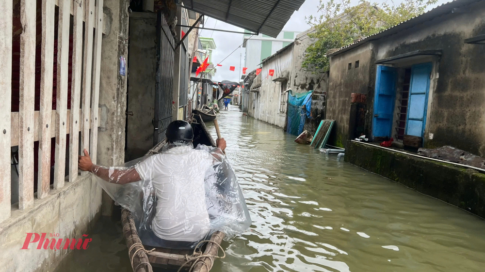 Khắp nơi ở tổ dân phố Tân Lập phường Thuận An đi đến đâu cũng nhìn thấy cảnh tượng ghe đò chở người dân ra khỏi khu phố vào trung tâm phường Thuận An để mua lương thực phục vụ cho việc sống dài ngày.