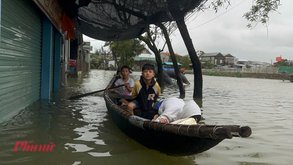 Hầu như những đứa trẻ nào sinh ra và lớn lên ở Tân Lập điều biết chèo thuyền