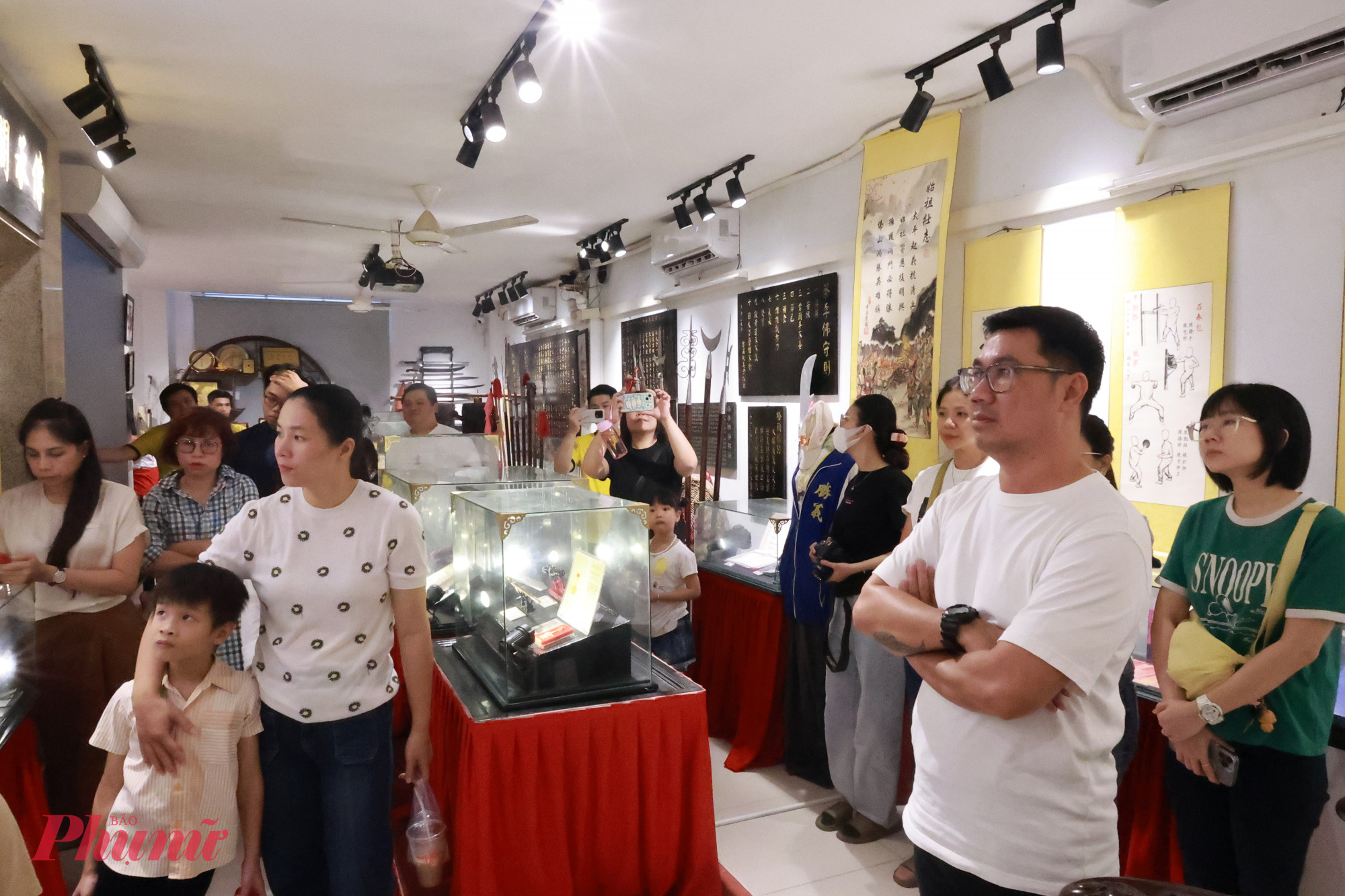 Khách tham dự nghe thuyết trình về lịch sử thành lập Thắng Nghĩa Tổ Quán, võ học và múa Lân sư rồng