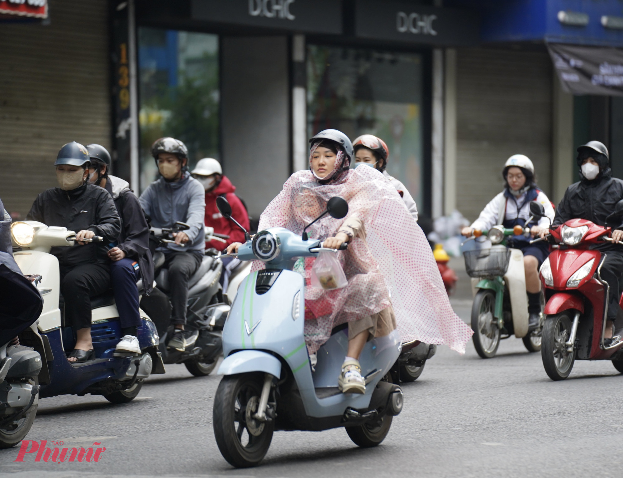 Không khí lạnh có xuất hiện mưa rét khiến việc đi lại của người dân gặp nhiều khó khăn.
