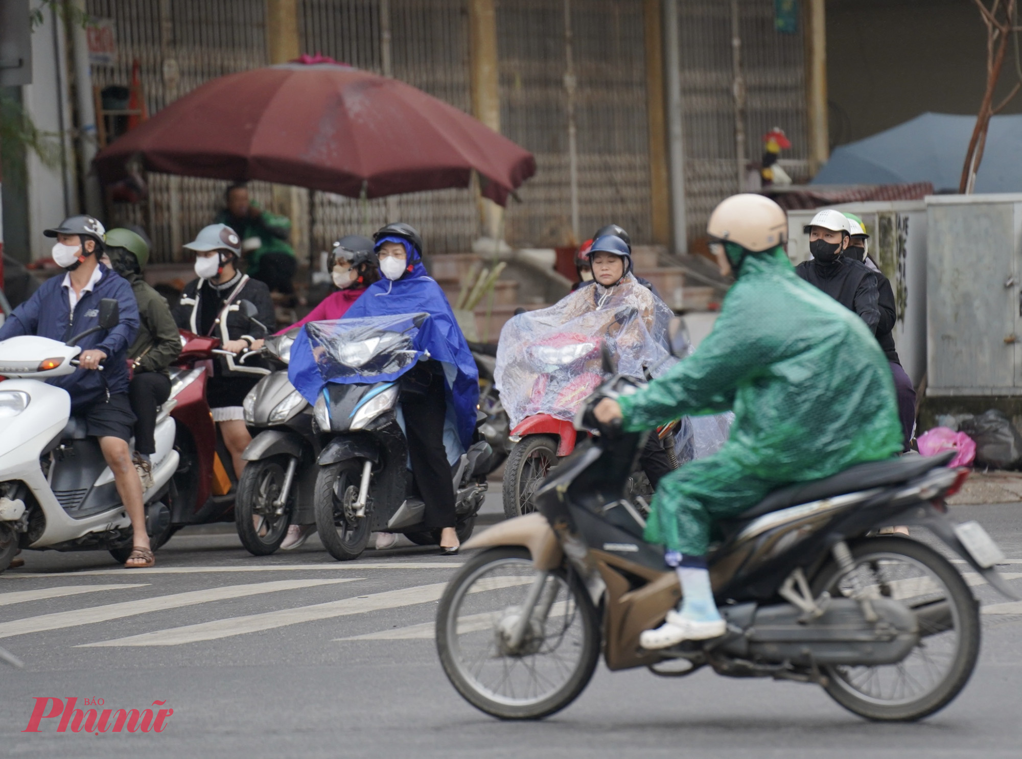 Từ sáng sớm, khu vực nội thành và các vùng phụ cận có mưa nhỏ, đôi lúc xuất hiện mưa phùn, khiến không khí ẩm ướt và tầm nhìn giảm nhẹ.