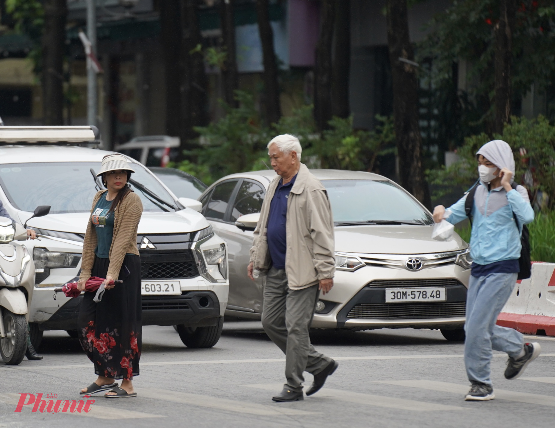 Thời tiết Hà Nội hôm nay chủ yếu nhiều mây, có lúc có mưa rào nhẹ rải rác. Mưa dự kiến tập trung vào sáng và trưa, sau đó giảm dần nhưng trời vẫn âm u suốt buổi chiều và tối.