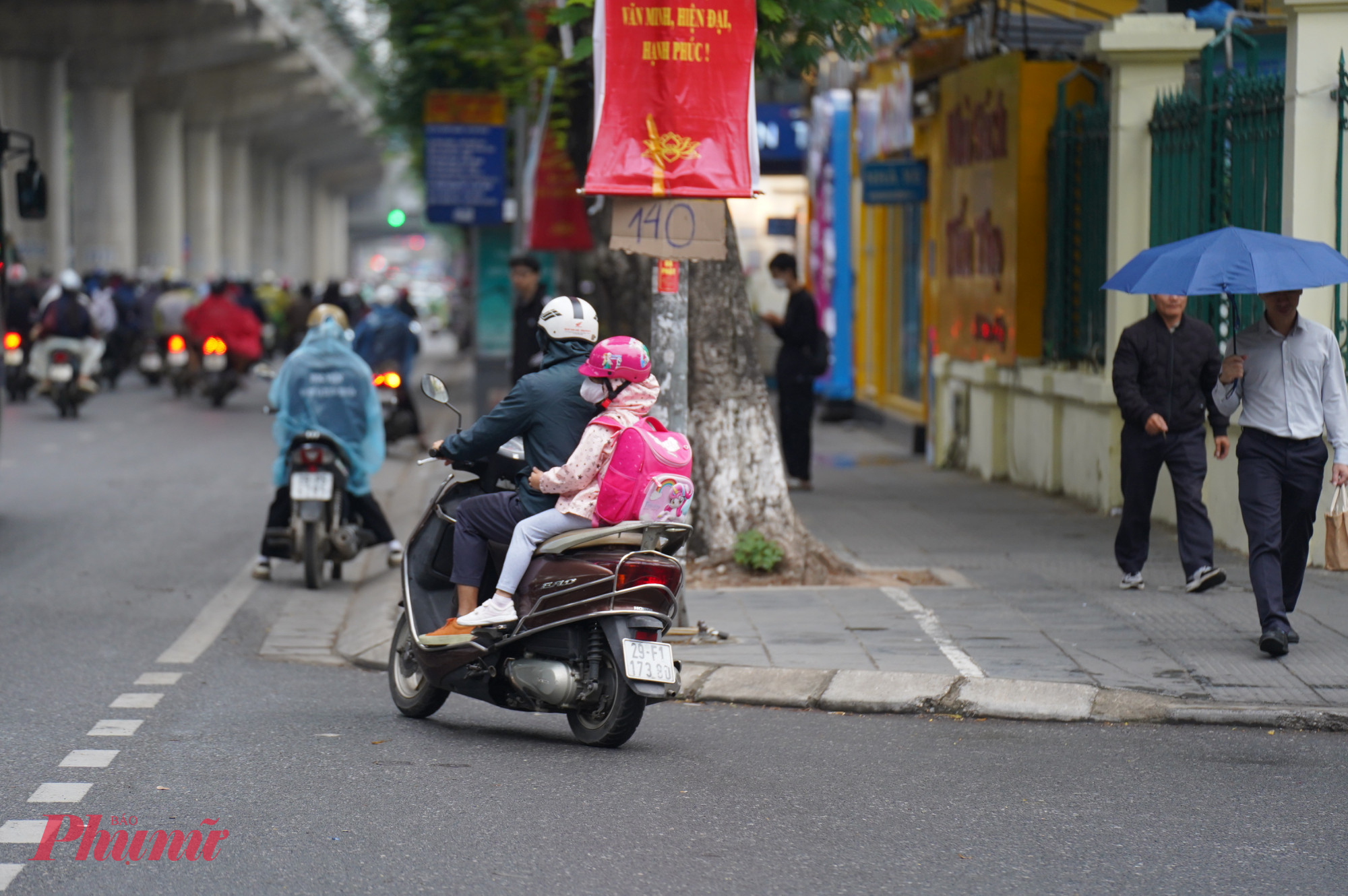 Thời tiết Hà Nội trong những ngày cuối tuần tiếp tục mang đặc trưng của giai đoạn giao mùa: ẩm lạnh, nhiều mây, mưa nhỏ gián đoạn.