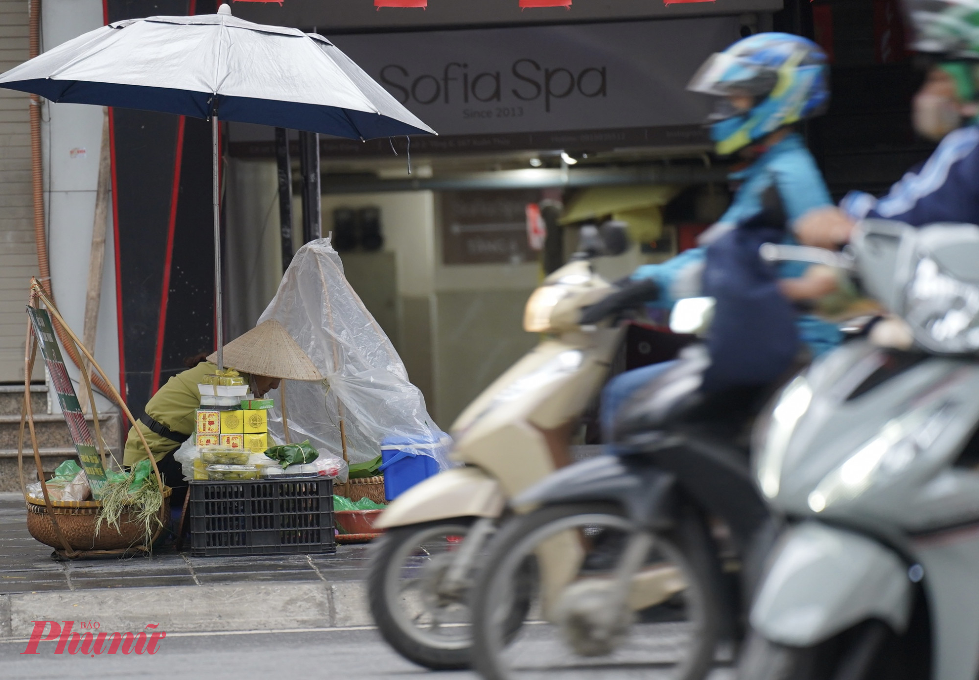 Độ ẩm cao, gió đông bắc cấp 2-3 thổi đều khiến tiết trời càng thêm rét lạnh. Tổng lượng mưa trong 24 giờ tới khoảng 4 mm, xác suất mưa lên tới 80%.
