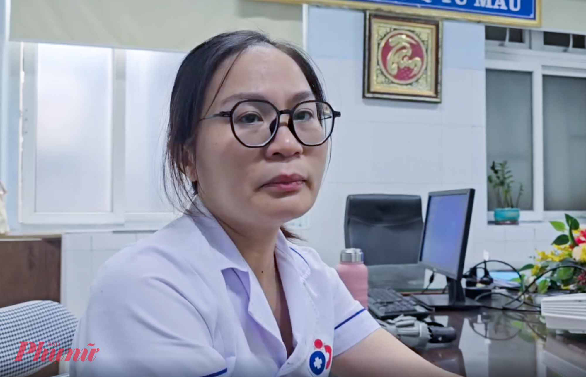 Điều dưỡng dưỡng Trần Thị Hồng kể lại giây phút giành bệnh nhi bỏ chạy - Ảnh: Khánh Trung