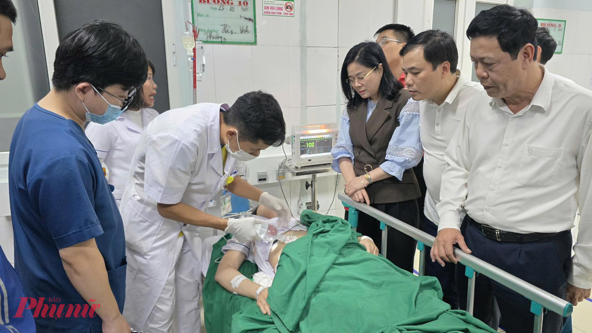Lãnh đạo Sở Y tế Nghệ An thăm hỏi các bệnh nhân bị thương trong vụ việc - Ảnh: Khánh Trung
