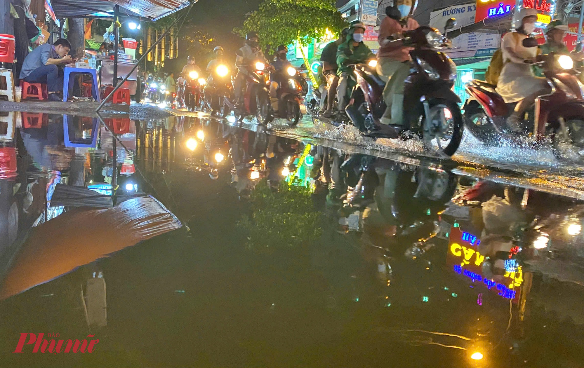Do sân nhà người dân bị thấp hơn nhiều so với mặt đường Ung Văn Khiêm nên trở thành bể chứa nước 