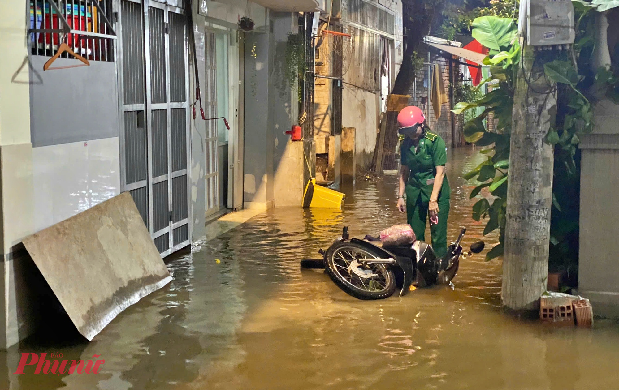 Tuy vậy, khi triều đạt đỉnh, nhiều đoạn đường vẫn ngập sâu 30 - 50cm, nhiều xe chết máy, thỉnh thoảng có người bị ngã sõng soài.