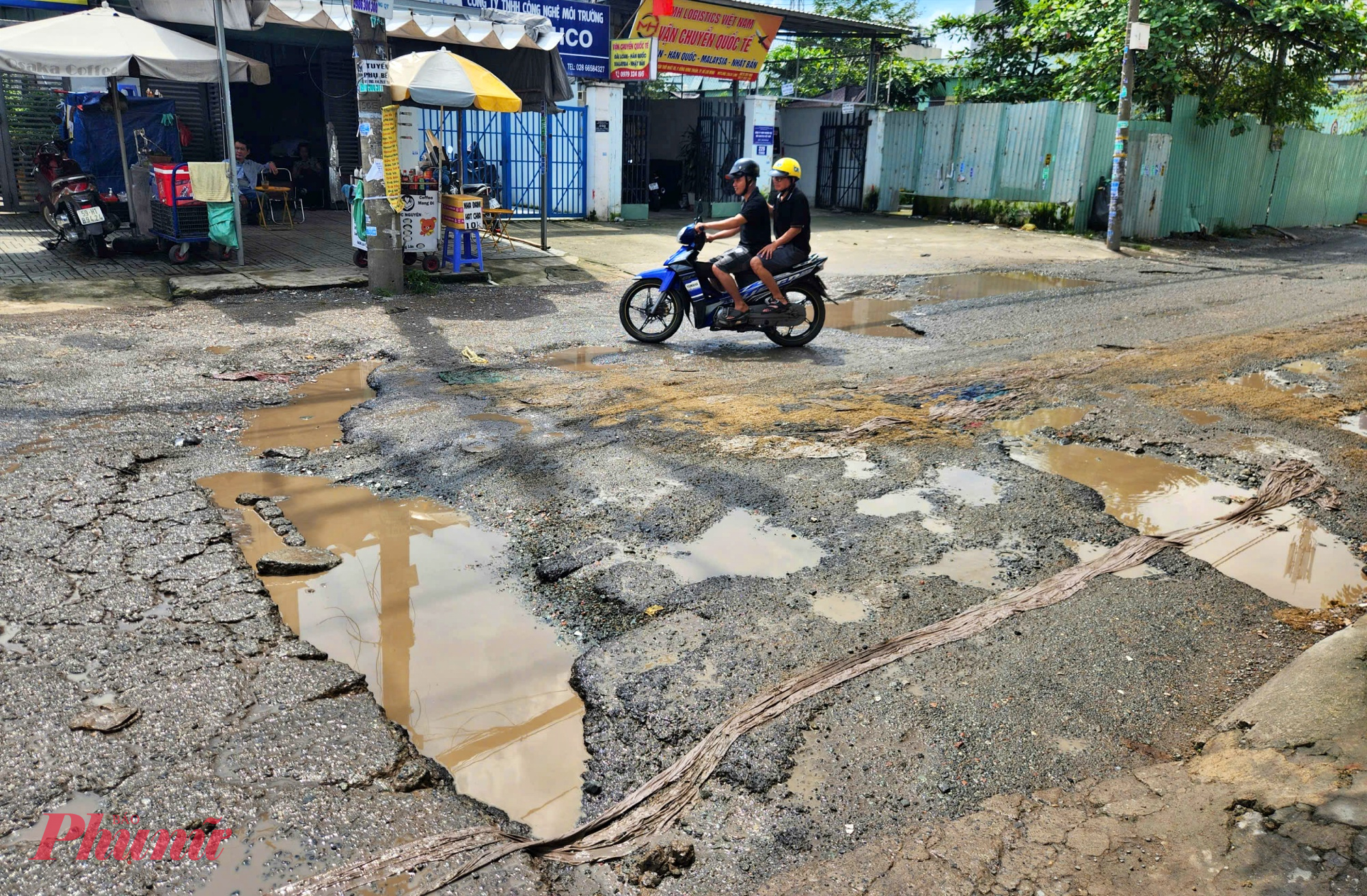 Tương tự, anh Phan Thanh Hòa, một tài xế công nghệ, cho biết: “Đường hẹp, ổ gà chi chít, nhiều chỗ sình lầy, nhất là ban đêm rất nguy hiểm. Có lần tôi chở khách ngã sõng soài vì xe sụp ổ nước sâu.”