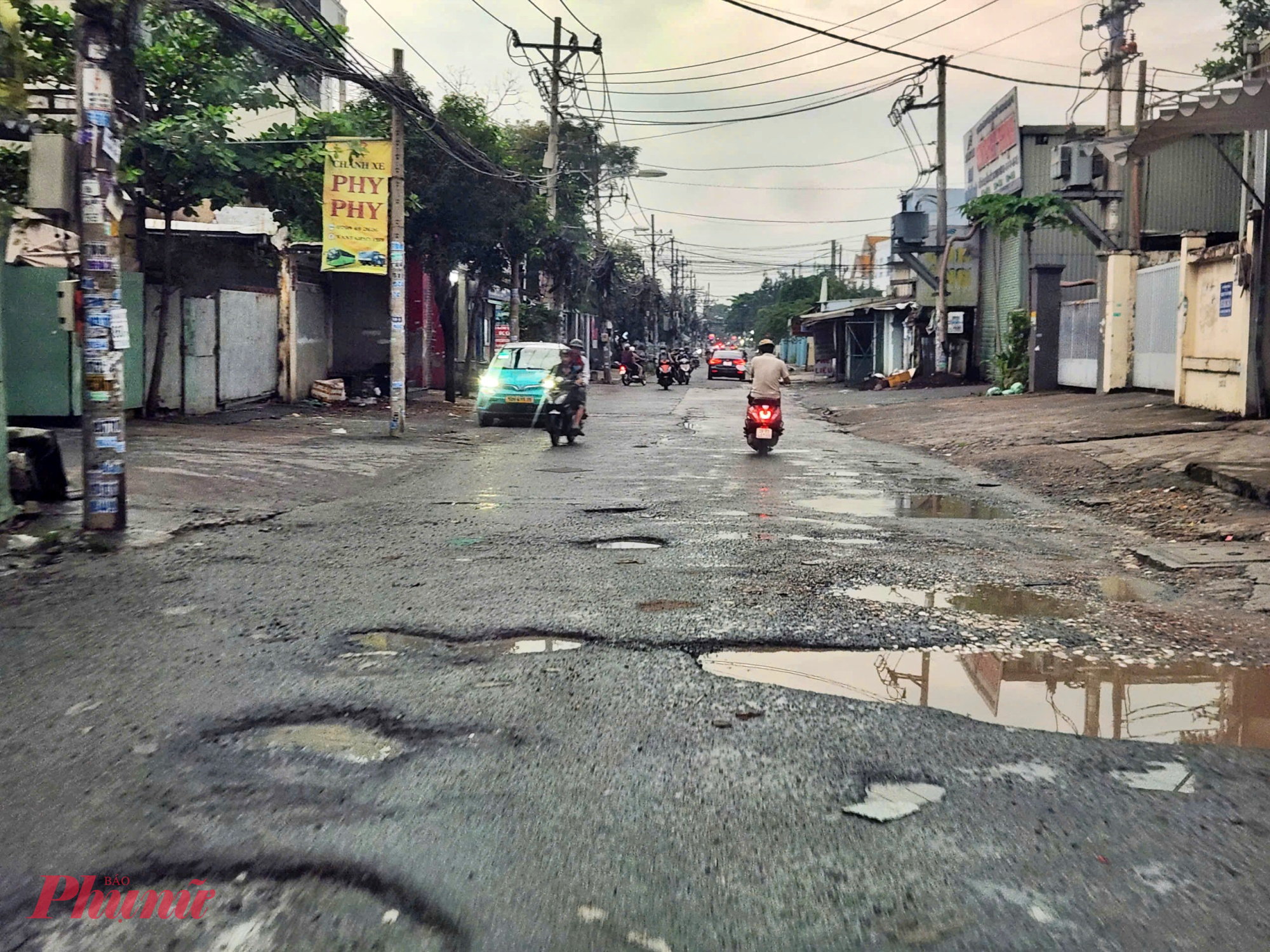 Những ngày gần đây, nhiều người dân sinh sống tại khu vực đường Tân Thới Nhất 08 (phường Đông Hưng Thuận) phản ánh tuyến đường này đang xuống cấp nghiêm trọng, mặt đường loang lổ ổ voi, ổ gà, nhiều đoạn trũng nước kéo dài sau mưa gây nguy hiểm cho người qua lại.