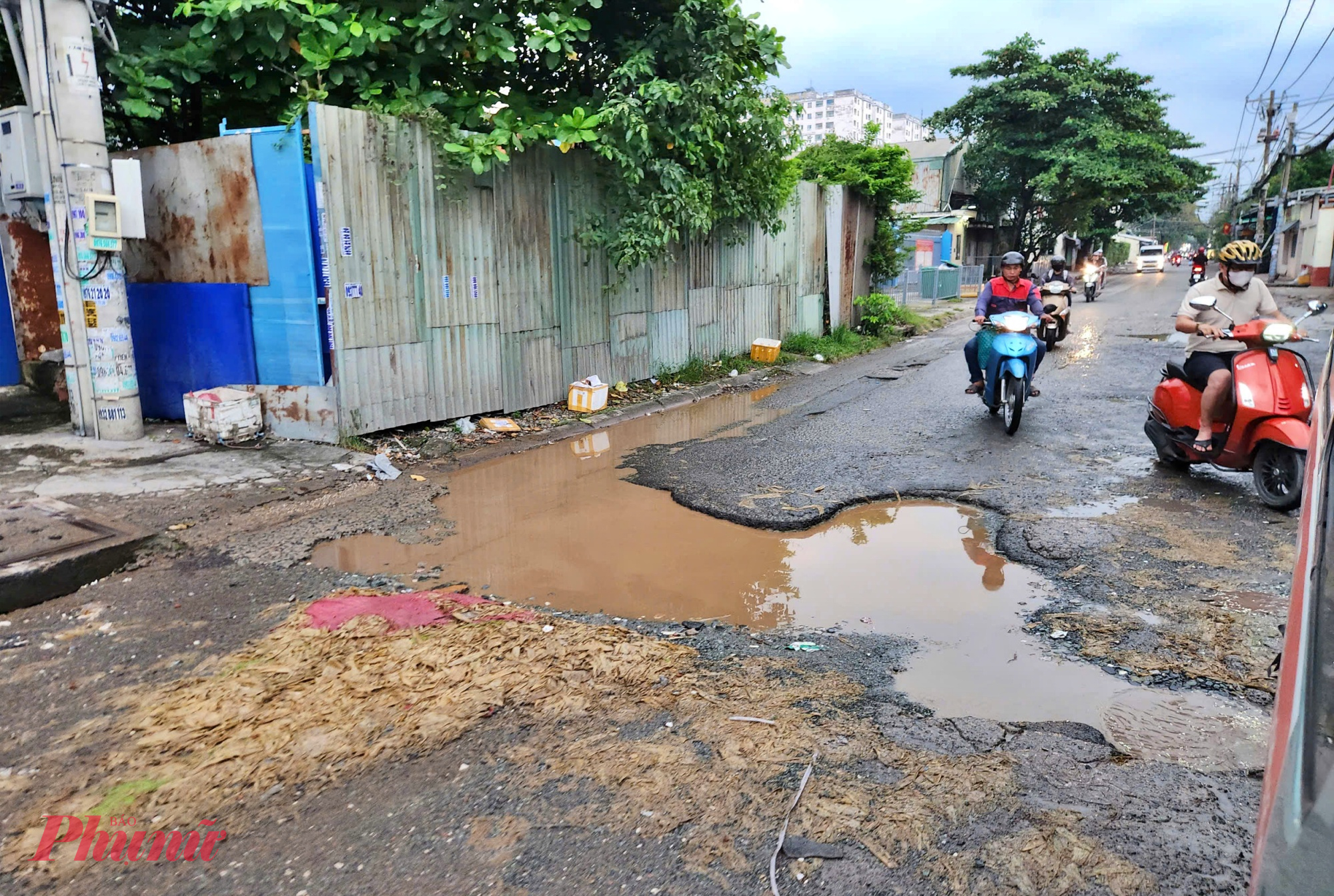 Trước mắt, để đảm bảo an toàn cho người dân, chính quyền phường đã kiến nghị Sở Xây dựng sớm triển khai công tác duy tu, sửa chữa cấp bách, khắc phục tạm thời các điểm hư hỏng nặng, tránh để xảy ra tai nạn đáng tiếc.